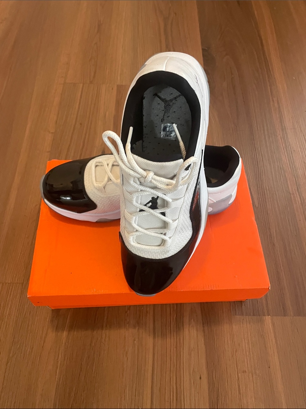 Nike Mens White and Black Low-Top Sneakers